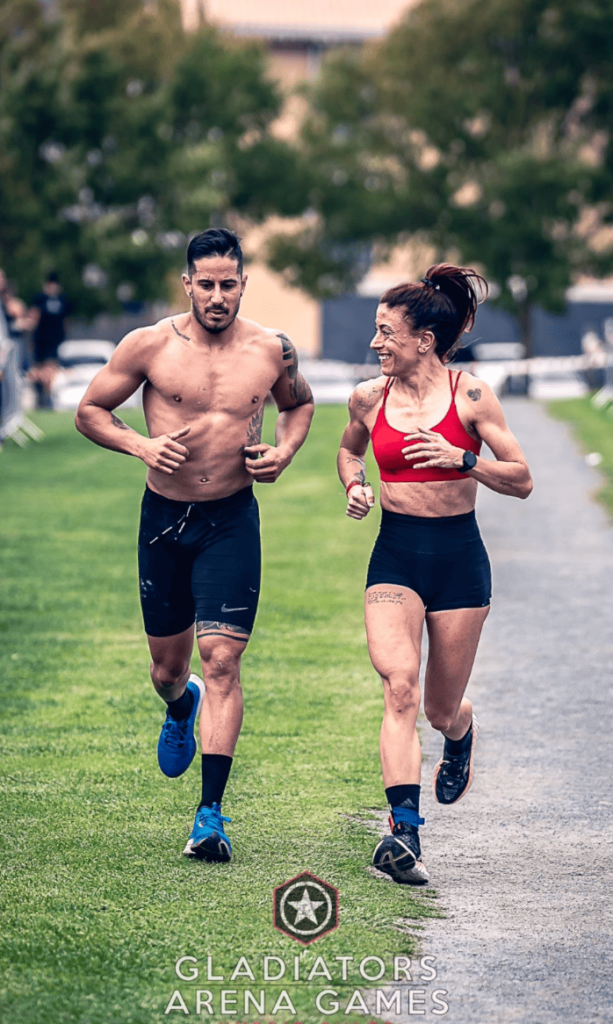 pareja de deportistas corriendo
